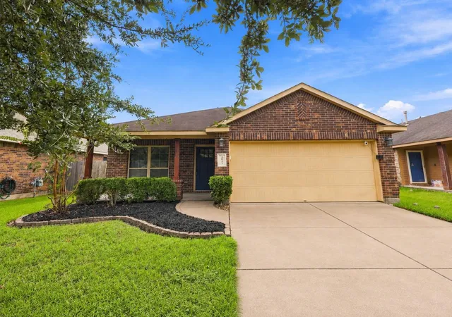 Photo 2 of Single family home for sale at 2913 Landing Edge Ln, Dickinson, TX 77539 | MLS# 36671312 | Listing updated on 2026-09-16