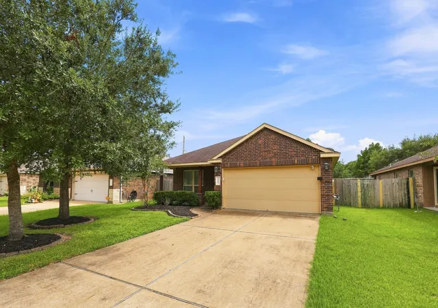 Photo 3 of Single family home for sale at 2913 Landing Edge Ln, Dickinson, TX 77539 | MLS# 36671312 | Listing updated on 2026-09-16