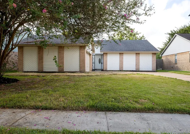Photo 3 of Single family home for sale at 16003 Cerca Blanca Dr, Houston, TX 77083 | MLS# 29728088 | Listing updated on 2026-09-12
