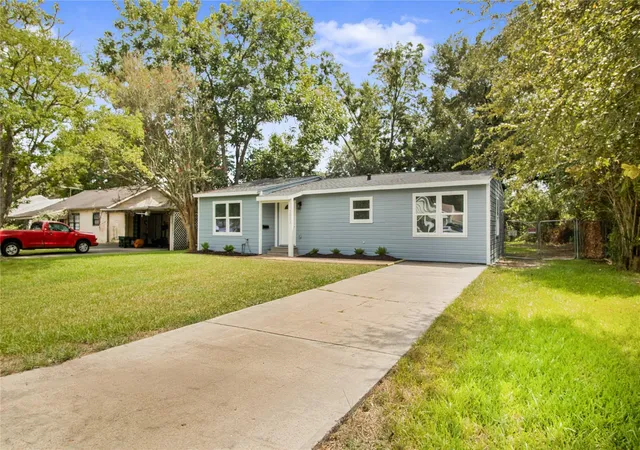 Photo 3 of Single family home for sale at 2803 S Houston Dr, La Marque, TX 77568 | MLS# 65560954 | Listing updated on 2026-09-11