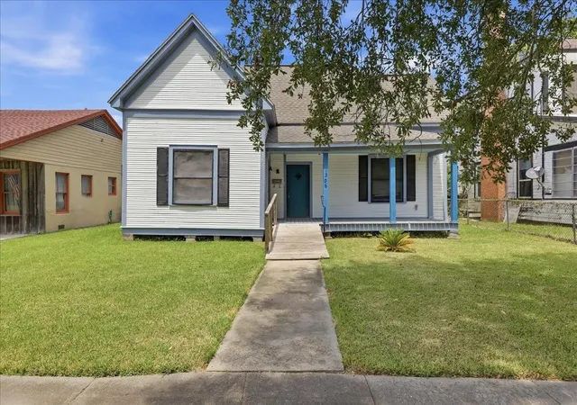 Photo 1 of Single family home for sale at 1206 Pine Ave, Orange, TX 77630 | MLS# 97874848 | Listing updated on 2026-10-08