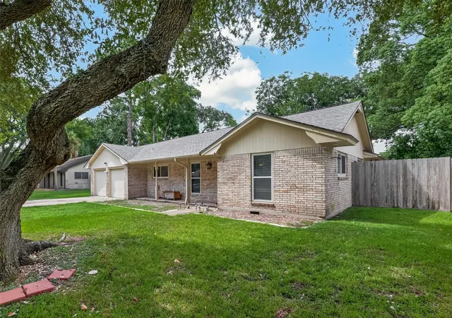 Photo 2 of Single family home for sale at 114 E Wildwinn Dr, Alvin, TX 77511 | MLS# 7837479 | Listing updated on 2026-09-19