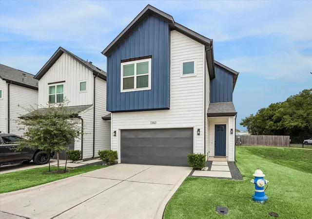 Photo 1 of Single family home for sale at 13163 Perennial Springs Dr, Houston, TX 77048 | MLS# 8396652 | Listing updated on 2026-09-05