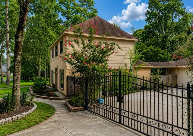 Photo 4 of Single family home for sale at 17523 Spicewood Springs Ln, Spring, TX 77379 | MLS# 20651899 | Listing updated on 2026-09-15