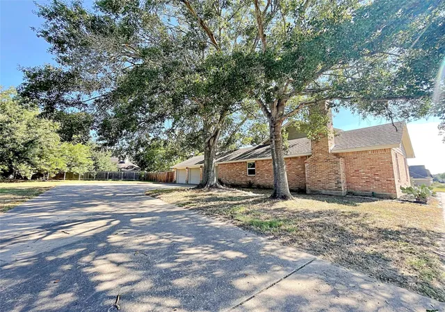 Photo 2 of Single family home for sale at 3000 Shadow Lawn, Brenham, TX 77833 | MLS# 31632627 | Listing updated on 2026-09-02
