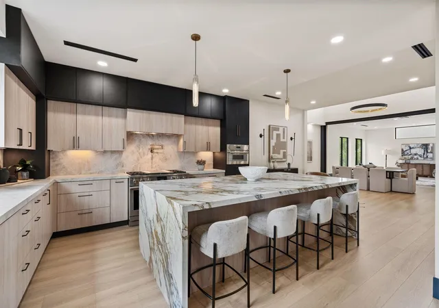 Photo 3 of Mansion for sale at 5110 Glenmeadow Dr, Houston, TX 77096 | MLS# 32895828 | Listing updated on 2026-10-07
