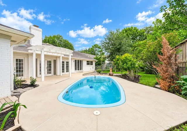 Photo 2 of Single family home for sale at 109 Dorado Dr, Friendswood, TX 77546 | MLS# 59456775 | Listing updated on 2026-09-26