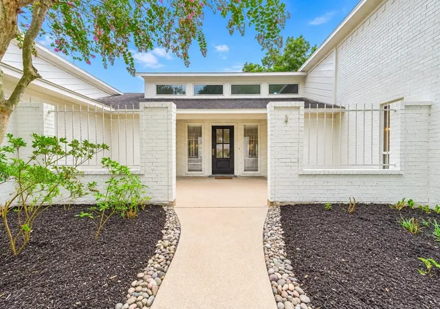 Photo 3 of Single family home for sale at 109 Dorado Dr, Friendswood, TX 77546 | MLS# 59456775 | Listing updated on 2026-09-26