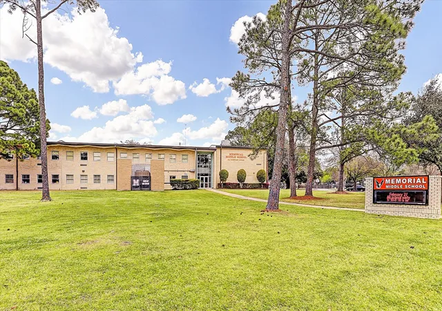 Photo 4 of Sale Pending at 307 Tealwood Dr, Houston, TX 77024 | MLS# 62446364 | Listing updated on 2026-09-16