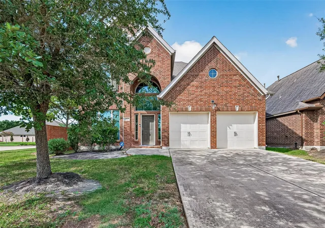 Photo 3 of Single family home for sale at 13813 Crystal Harbor Ln, Pearland, TX 77584 | MLS# 79988569 | Listing updated on 2026-09-15