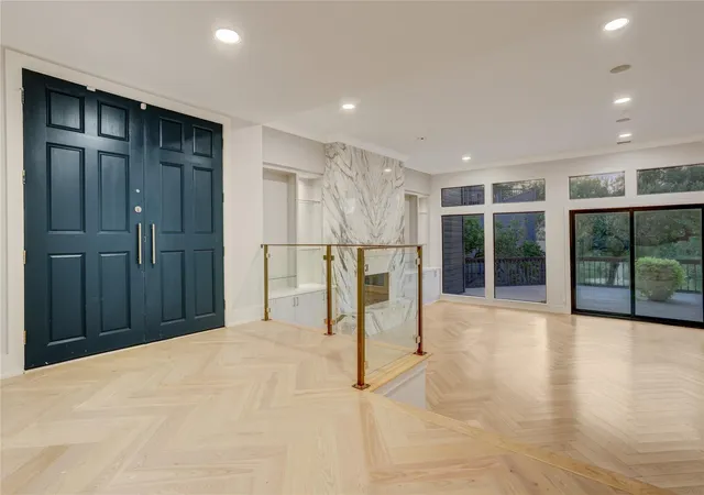 Photo 3 of Sale Pending at 8800 Woodway Dr #8, Houston, TX 77063 | MLS# 73004026 | Listing updated on 2026-09-18