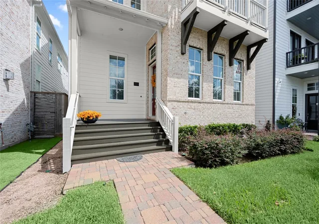 Photo 2 of Sale Pending at 2424 Lake Kolbe Ln, Houston, TX 77080 | MLS# 7449035 | Listing updated on 2026-10-02