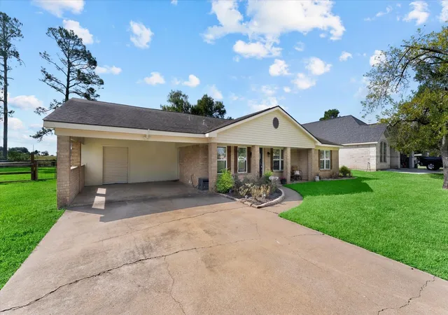 Photo 3 of Single family home for sale at 32033 Birdie Dr, Waller, TX 77484 | MLS# 20213873 | Listing updated on 2026-09-16