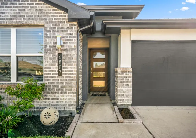 Photo 3 of Single family home for sale at 6807 Telford Holw Trl, Richmond, TX 77407 | MLS# 33735810 | Listing updated on 2026-10-07
