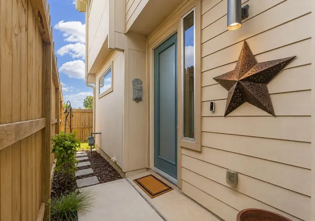 Photo 3 of Single family home for sale at 5409 Lindsay Ln, Houston, TX 77011 | MLS# 74565758 | Listing updated on 2026-09-09