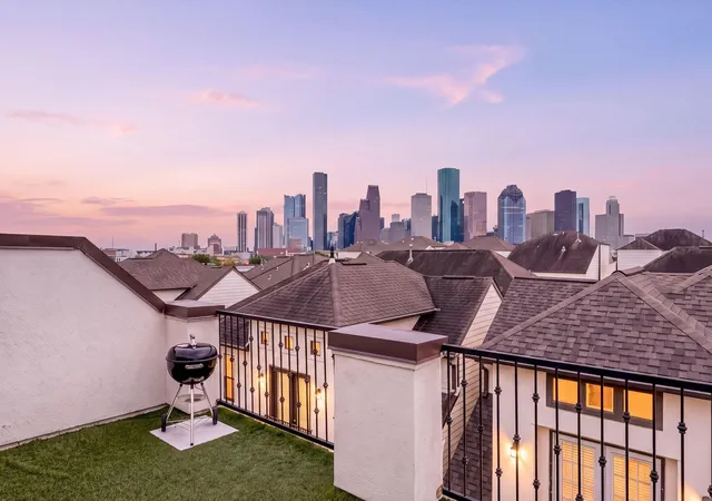 Photo 2 of Single family home for sale at 1725 Edwards St, Houston, TX 77007 | MLS# 8036913 | Listing updated on 2026-09-12