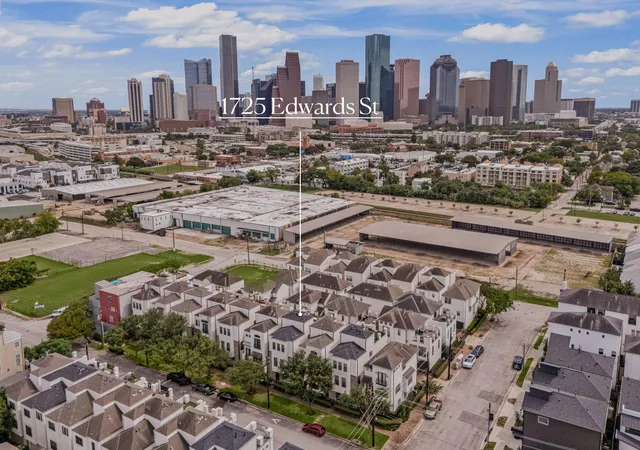 Photo 3 of Single family home for sale at 1725 Edwards St, Houston, TX 77007 | MLS# 8036913 | Listing updated on 2026-09-12