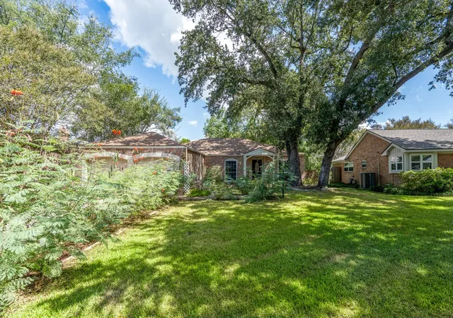 Photo 3 of Single family home for sale at 2015 Round Lake Dr, Houston, TX 77077 | MLS# 13684724 | Listing updated on 2026-09-15