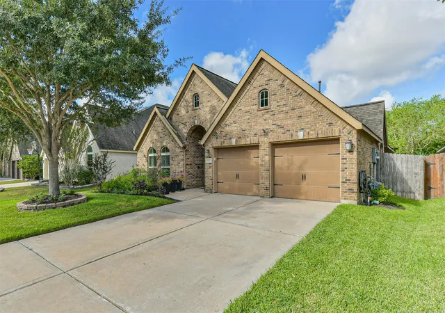 Photo 2 of Sale Pending at 3622 Cibolo Ct, Pearland, TX 77584 | MLS# 82230565 | Listing updated on 2026-10-08