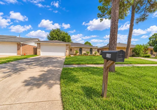 Photo 1 of Single family home for sale at 9907 Towne Brk Ln, Sugar Land, TX 77498 | MLS# 85188977 | Listing updated on 2026-10-07