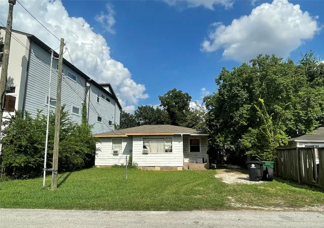 Photo 1 of Single family home for sale at 3718 Robertson St, Houston, TX 77009 | MLS# 32279443 | Listing updated on 2026-09-11