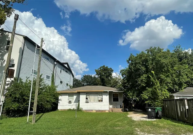 Photo 2 of Single family home for sale at 3718 Robertson St, Houston, TX 77009 | MLS# 32279443 | Listing updated on 2026-09-11