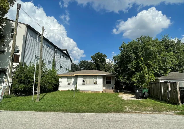 Photo 3 of Single family home for sale at 3718 Robertson St, Houston, TX 77009 | MLS# 32279443 | Listing updated on 2026-09-11