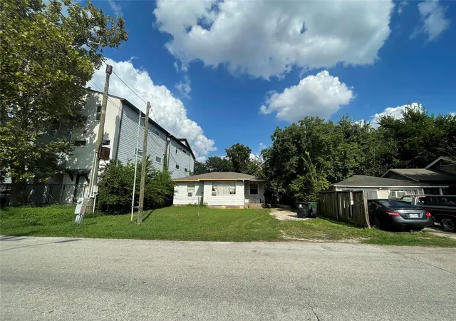 Photo 3 of Single family home for sale at 3718 Robertson St, Houston, TX 77009 | MLS# 32279443 | Listing updated on 2026-09-11