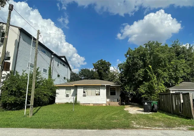 Photo 4 of Single family home for sale at 3718 Robertson St, Houston, TX 77009 | MLS# 32279443 | Listing updated on 2026-09-11