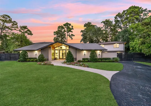 Photo 1 of Mansion for sale at 30 Hedwig Cir, Houston, TX 77024 | MLS# 49580576 | Listing updated on 2026-09-12