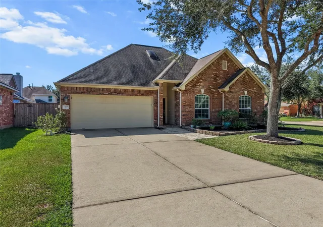 Photo 3 of Single family home for sale at 2201 Lilyglen Ct, League City, TX 77573 | MLS# 72651150 | Listing updated on 2026-10-10