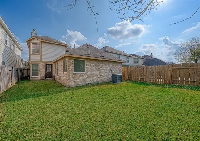 Photo 14 of Single family home for sale at 2519 Glenholly Park Dr, Sugar Land, TX 77498 | MLS# 8116930 | Listing updated on 2026-09-05