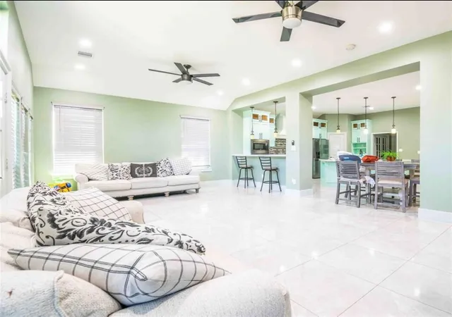 Photo 3 of Single family home for sale at 9233 Kentshire Dr, Houston, TX 77078 | MLS# 9481773 | Listing updated on 2026-09-17