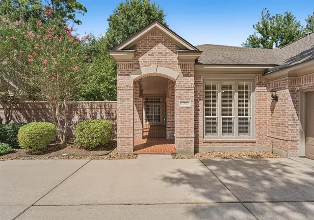 Photo 2 of Sale Pending at 30 N Castlegreen Cir, Spring, TX 77381 | MLS# 70900904 | Listing updated on 2026-10-06