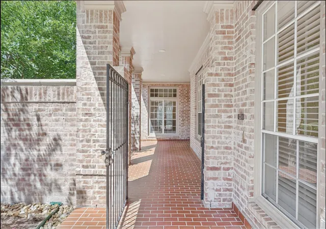Photo 3 of Sale Pending at 30 N Castlegreen Cir, Spring, TX 77381 | MLS# 70900904 | Listing updated on 2026-10-06