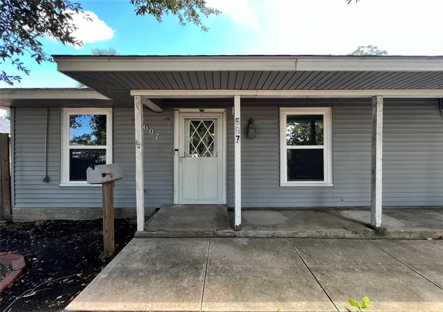 Photo 3 of Sale Pending at 607 Ogilvie St, Houston, TX 77017 | MLS# 55409367 | Listing updated on 2026-10-07