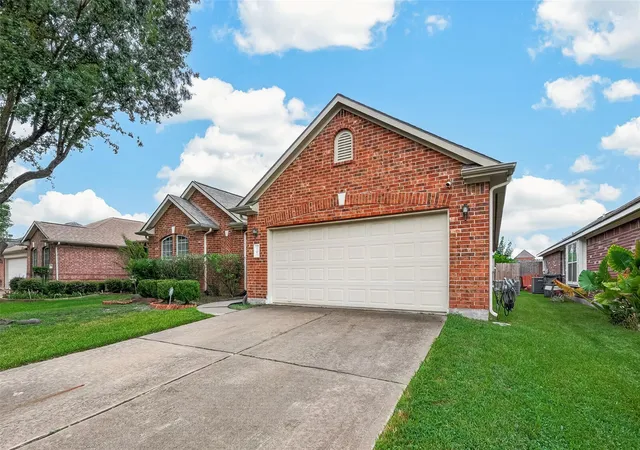 Photo 3 of Sale Pending at 9507 Carsonmont Ln, Houston, TX 77070 | MLS# 26076558 | Listing updated on 2026-09-16