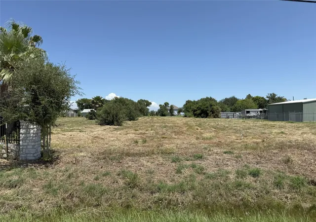 Photo 1 of Land for sale at 2336 E Bayshore Dr, Dickinson, TX 77539 | MLS# 68108561 | Listing updated on 2026-09-08