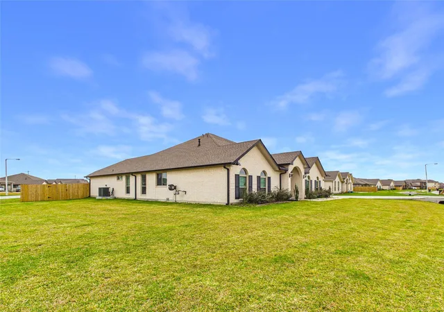 Photo 4 of Sale Pending at 2101 Kimberly Way, League City, TX 77539 | MLS# 88313781 | Listing updated on 2026-09-13