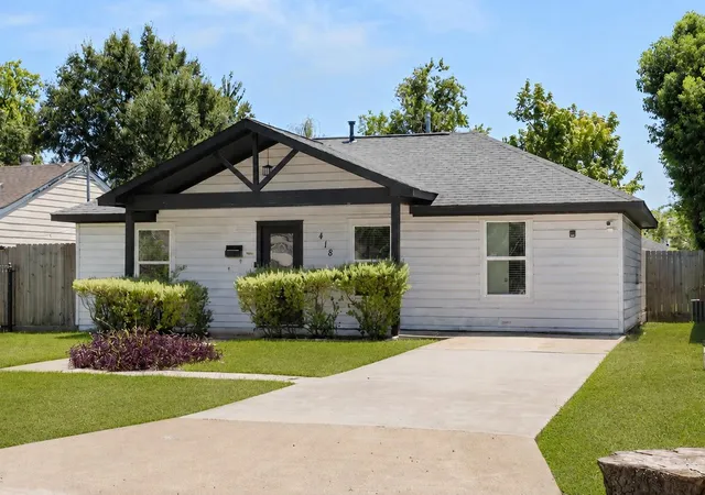 Photo 2 of Single family home for sale at 418 Neyland St, Houston, TX 77022 | MLS# 74250751 | Listing updated on 2026-09-24