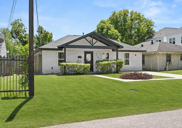 Photo 3 of Single family home for sale at 418 Neyland St, Houston, TX 77022 | MLS# 74250751 | Listing updated on 2026-09-24