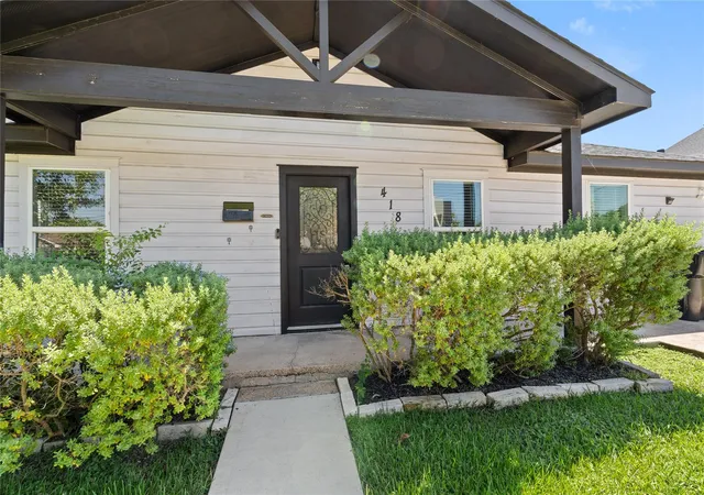 Photo 3 of Single family home for sale at 418 Neyland St, Houston, TX 77022 | MLS# 74250751 | Listing updated on 2026-09-24
