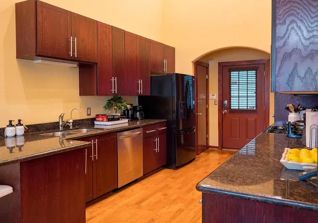 Listing Photo 4 - Condo for sale in building located at 2900 Hamilton St, Houston, TX 77004 - Unit #22