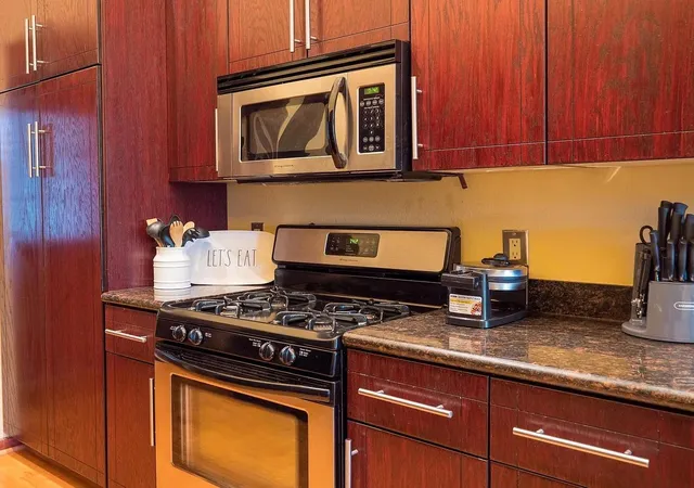 Listing Photo 5 - Condo for sale in building located at 2900 Hamilton St, Houston, TX 77004 - Unit #22