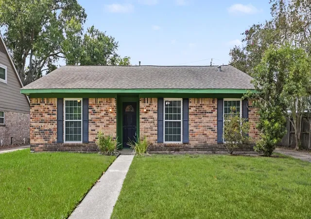 Photo 1 of Sale Pending at 1918 Ashford Holw Ln, Houston, TX 77077 | MLS# 21598391 | Listing updated on 2026-10-05