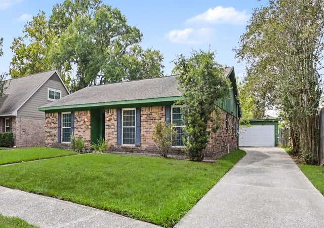 Photo 2 of Sale Pending at 1918 Ashford Holw Ln, Houston, TX 77077 | MLS# 21598391 | Listing updated on 2026-10-05