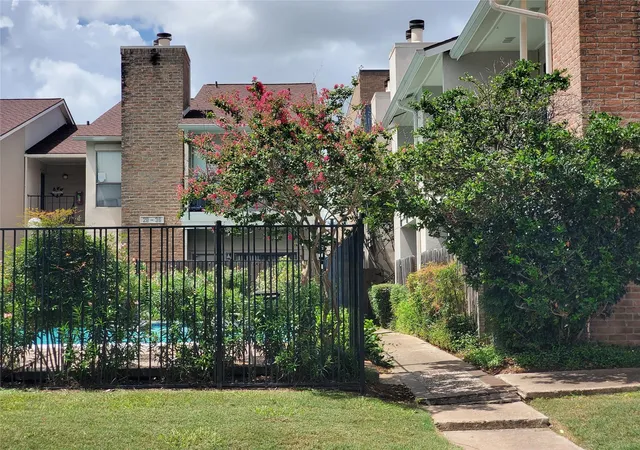 Condo for sale at 1818 Augusta Dr #29, Houston, TX 77057 | MLS# 41116812
