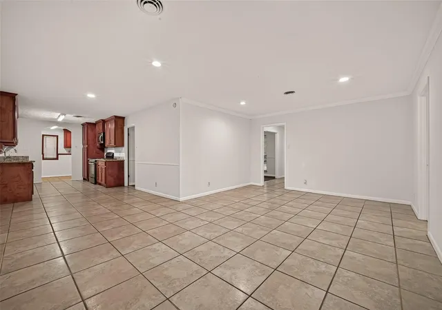 Photo 4 of Single family home for sale at 6027 De Moss Dr, Houston, TX 77081 | MLS# 83165507 | Listing updated on 2026-09-21