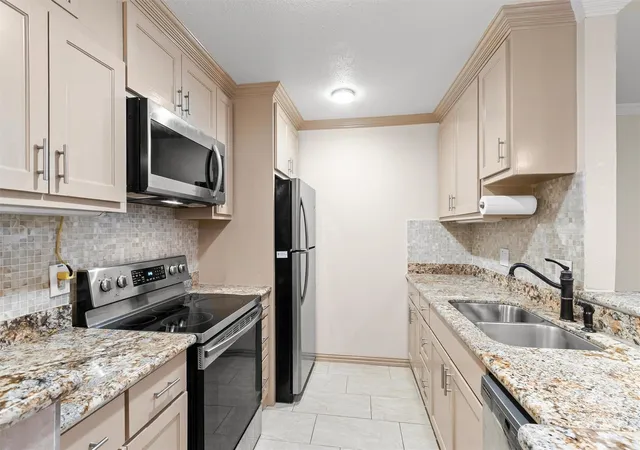 Condo for sale at 4635 Wild Indigo St #512, Houston, TX 77027 | MLS# 89173852