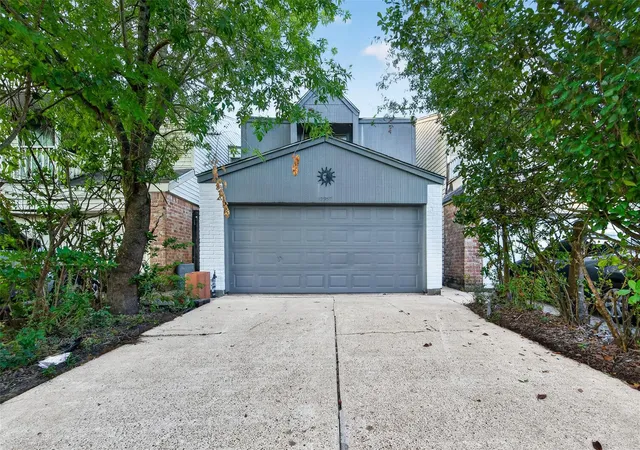 Photo 4 of Sale Pending at 12957 Shannon Hills Dr, Houston, TX 77099 | MLS# 67175113 | Listing updated on 2026-09-22